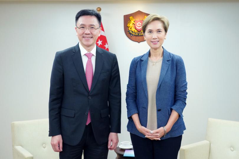 交流:  孫東（左）在新加坡拜會新加坡通訊及新聞部長楊莉明。