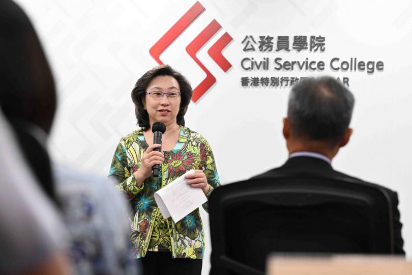 寄予厚望:  楊何蓓茵在國家事務研習課程學員赴京前，到公務員學院與他們見面，表達局方期望。