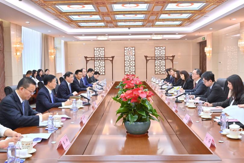 交流經驗: 林定國(右三)在北京拜訪最高人民檢察院,與應勇(左三)會面。 交流經驗: 林定國(右三)在北京拜訪最高人民檢察院,與應勇(左三)會面。