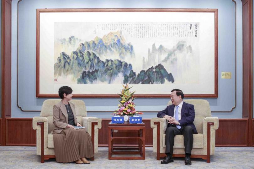 匯報: 何永賢(左)拜會夏寶龍。 匯報: 何永賢(左)拜會夏寶龍。