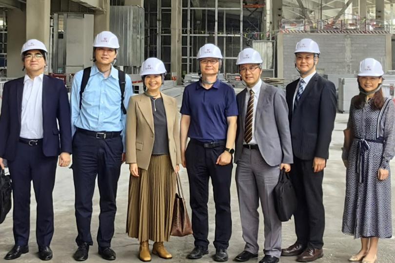 智慧興建:  何永賢（左三）考察中關村論壇永久會址主會場的建築項目。
