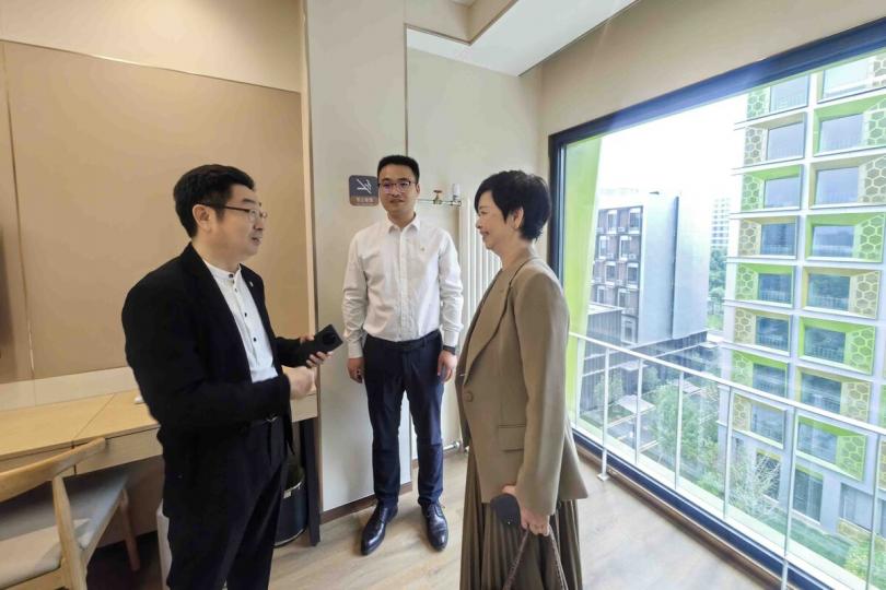 實地考察:  何永賢（右）參觀亦莊藍領公寓項目。