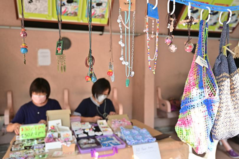 手作精品:  九龍公園「藝趣坊」設攤位展出和售賣手工藝品，另有繪畫和人像素描等服務。