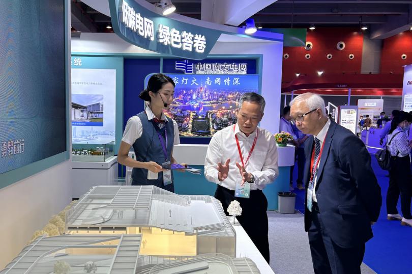 綠色轉型: 謝展寰(右)參觀2023工業綠色發展成果展。 綠色轉型: 謝展寰(右)參觀2023工業綠色發展成果展。