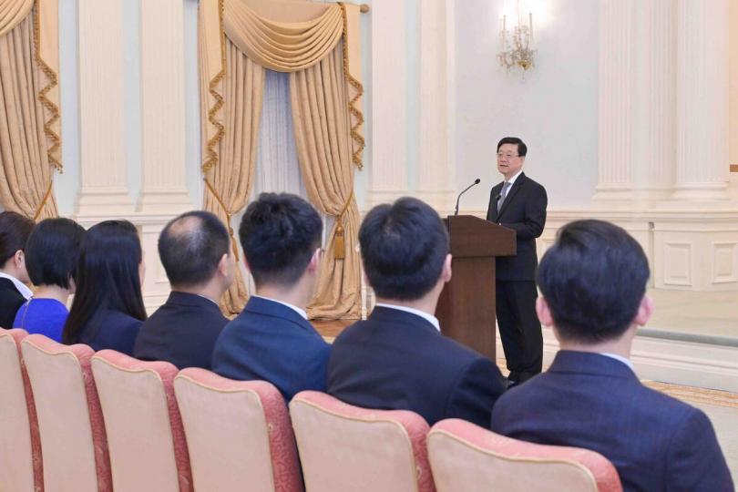 打氣: 李家超與即將前赴北京參與國家載人航天工程載荷專家選拔複選的香港候選人會面。 打氣: 李家超與即將前赴北京參與國家載人航天工程載荷專家選拔複選的香港候選人會面。