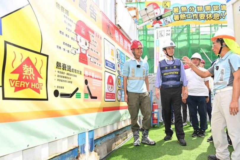 預防中暑: 馮浩賢(左二)連同建造業界代表到一個地盤推廣預防工作時中暑。 預防中暑: 馮浩賢(左二)連同建造業界代表到一個地盤推廣預防工作時中暑。