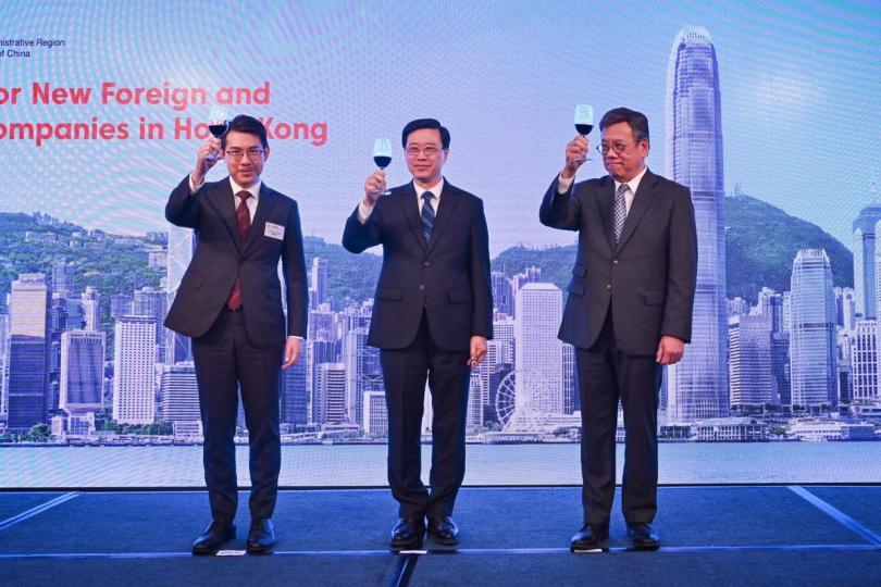 答謝支持: 李家超(中)、丘應樺(右)和蔣學禮(左)於酒會上祝酒,感謝來自內地及海外企業高層對香港營商環境持續的信心。 答謝支持: 李家超(中)、丘應樺(右)和蔣學禮(左)於酒會上祝酒,感謝來自內地及海外企業高層對香港營商環境持續的信心。