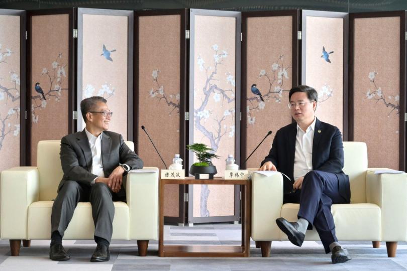 共商合作: 陳茂波(左)與覃偉中會面。 共商合作: 陳茂波(左)與覃偉中會面。