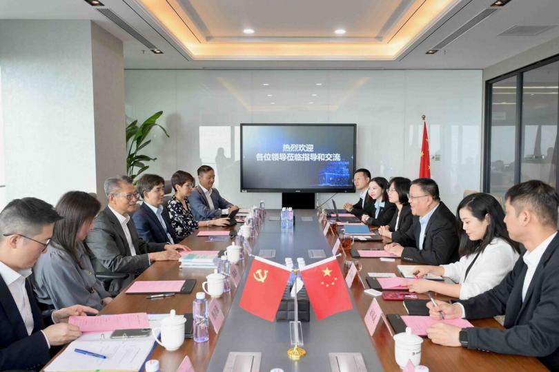 了解潛力:  陳茂波（左三）與智能航運企業代表會面。