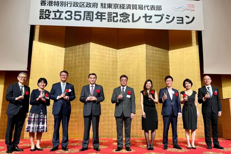 主禮: 丘應樺(中)訪問東京期間為香港駐東京經濟貿易辦事處成立35周年慶祝酒會主禮。 主禮: 丘應樺(中)訪問東京期間為香港駐東京經濟貿易辦事處成立35周年慶祝酒會主禮。