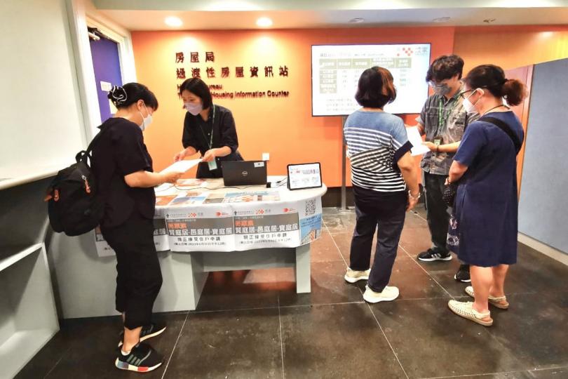 便民措施: 設於香港房屋委員會客務中心的過渡性房屋資訊站會派發和收集申請表。 便民措施: 設於香港房屋委員會客務中心的過渡性房屋資訊站會派發和收集申請表。