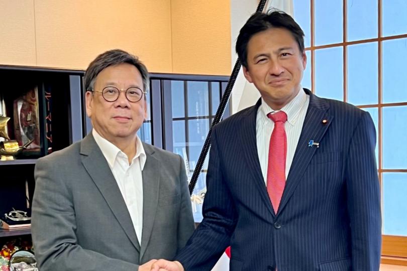 港日交流:  丘應樺（左）與武井俊輔討論經貿合作。