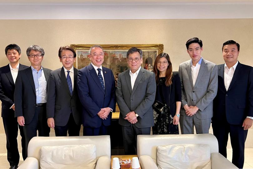 商業合作:  丘應樺（右四）到訪日本電氣，並與遠藤信博（左四）會面。   