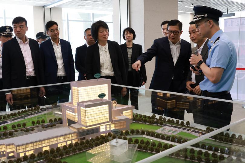取經:  鄧炳強（右三）在澳門青茂口岸考察嶄新通關模式。