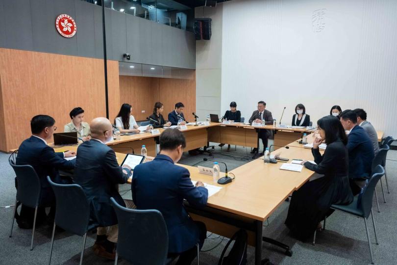 對接國家: 張國鈞(後排右三)主持粵港澳大灣區專責小組第二次會議。 對接國家: 張國鈞(後排右三)主持粵港澳大灣區專責小組第二次會議。
