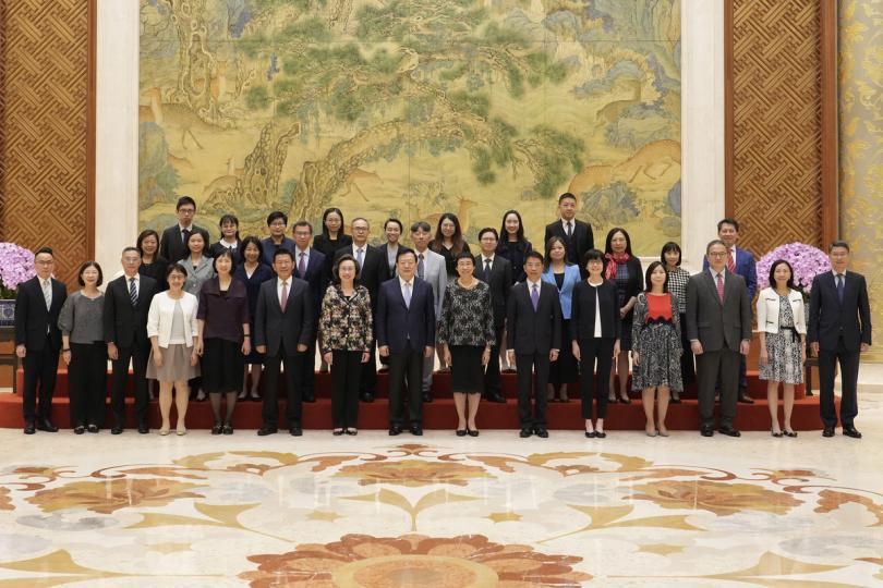 拍照留念: 國務院港澳事務辦公室主任夏寶龍(前排中)與特區政府研修及考察團合照。 拍照留念: 國務院港澳事務辦公室主任夏寶龍(前排中)與特區政府研修及考察團合照。