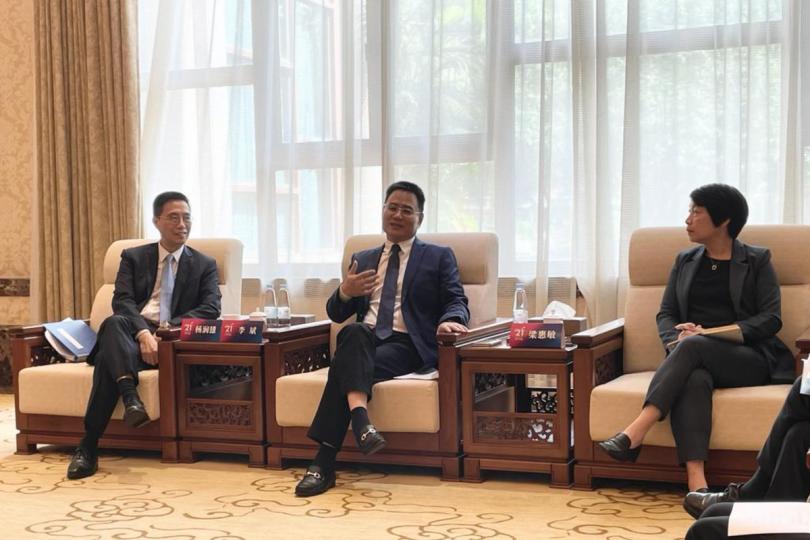 暢談文藝:  楊潤雄（左）在中山與廣東省文化和旅遊廳廳長李斌（中）、澳門文化局局長梁惠敏會面。