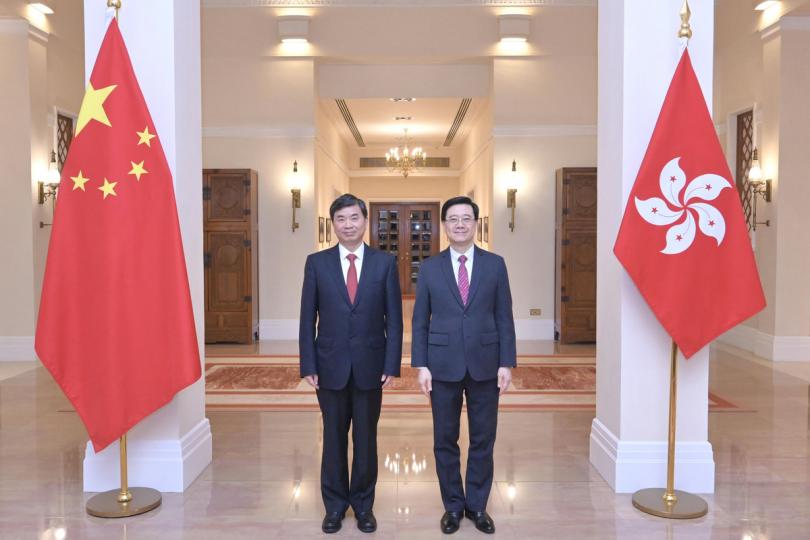 港閩交流: 李家超(右)在禮賓府會晤周祖翼。 港閩交流: 李家超(右)在禮賓府會晤周祖翼。