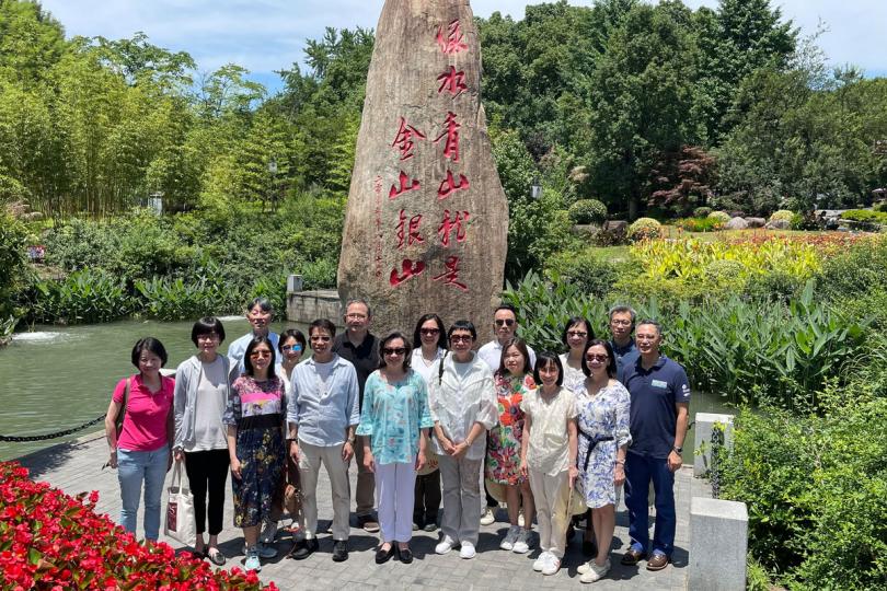 鄉村重塑: 楊何蓓茵(前排中)、常任秘書長和部門首長考察浙江省湖州市安吉縣余村。 鄉村重塑: 楊何蓓茵(前排中)、常任秘書長和部門首長考察浙江省湖州市安吉縣余村。
