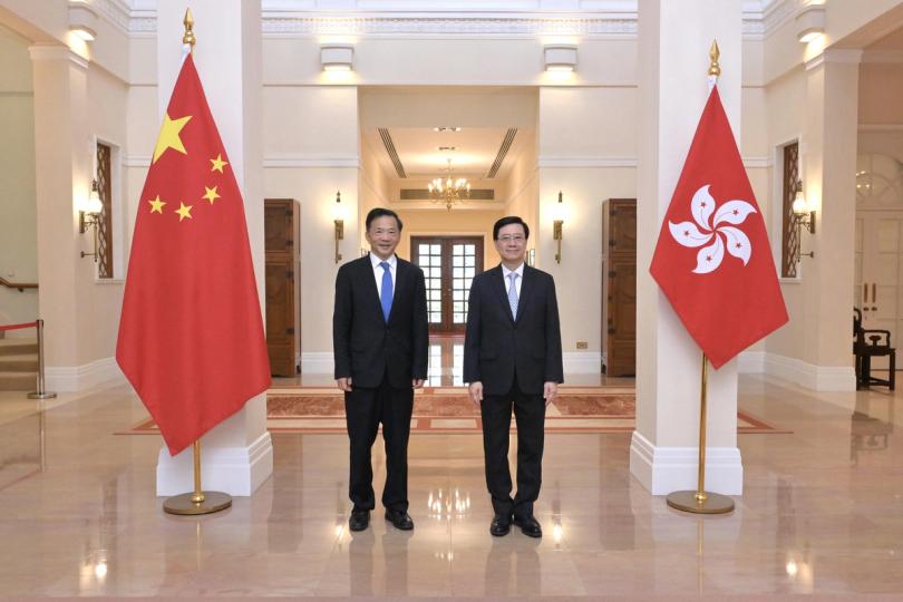 聚首: 李家超(右)在禮賓府與慎海雄會面。 聚首: 李家超(右)在禮賓府與慎海雄會面。
