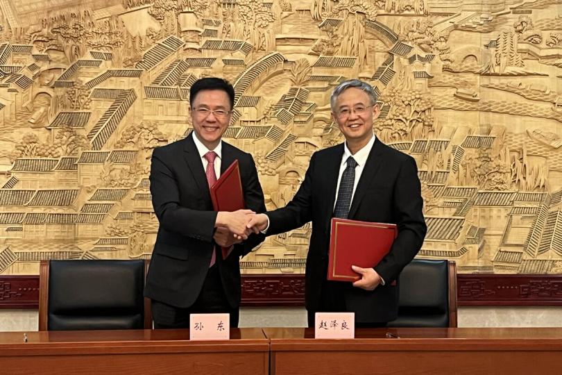 共謀發展: 孫東(左)與國家網信辦副主任趙澤良在北京簽署《促進粵港澳大灣區數據跨境流動的合作備忘錄》。 共謀發展: 孫東(左)與國家網信辦副主任趙澤良在北京簽署《促進粵港澳大灣區數據跨境流動的合作備忘錄》。