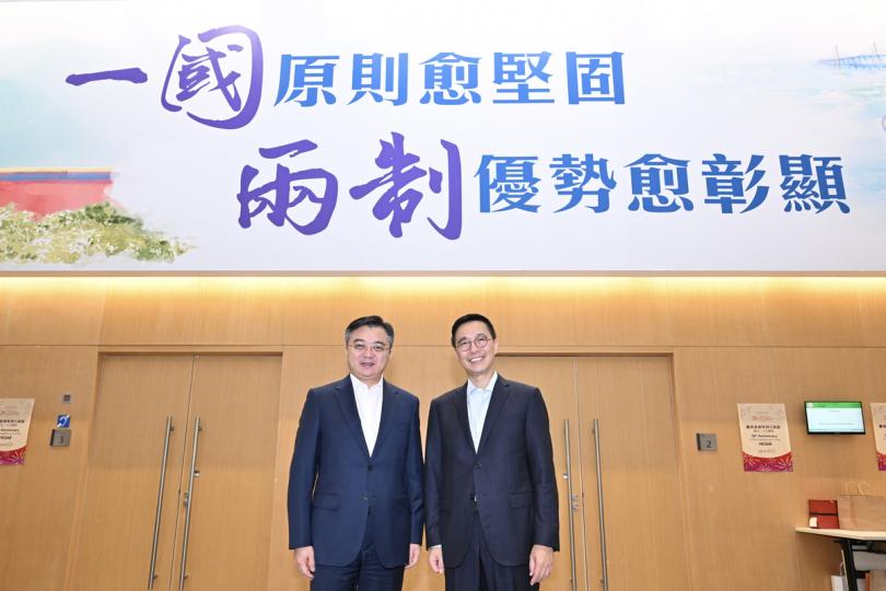 體育合作: 楊潤雄(右)與崔劍會面。 體育合作: 楊潤雄(右)與崔劍會面。
