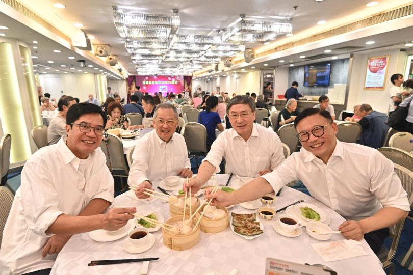 共慶回歸:  卓永興（右二）、黃偉綸（左一）和張國鈞（右一）到北角一家酒樓，體驗享用七一飲食優惠的喜悅。