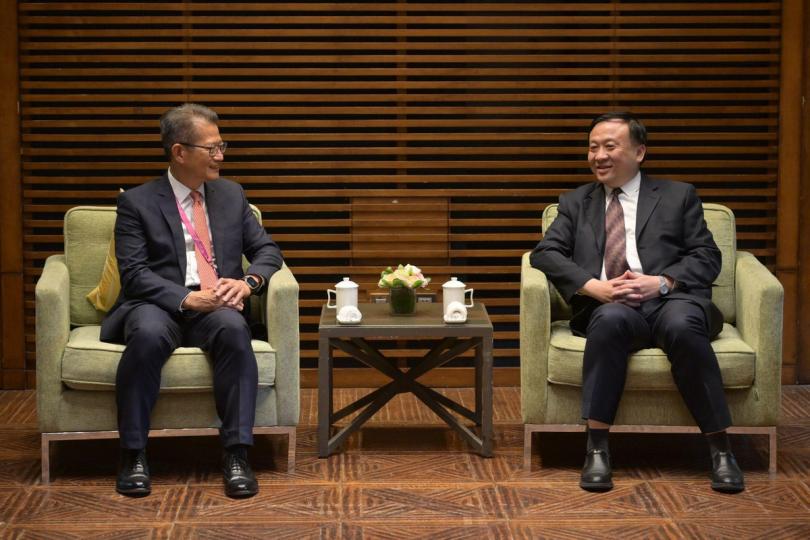 滬港合作:  陳茂波（左）與上海市副市長華源會面。