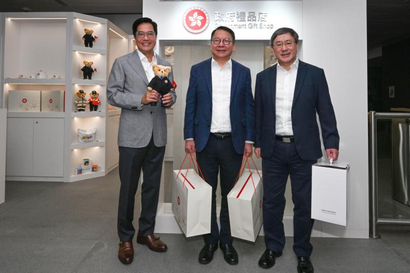 香港特色: 署理行政長官陳國基(中)、署理財政司司長黃偉綸(左)和政務司副司長卓永興到政府禮品店選購禮品。 香港特色: 署理行政長官陳國基(中)、署理財政司司長黃偉綸(左)和政務司副司長卓永興到政府禮品店選購禮品。