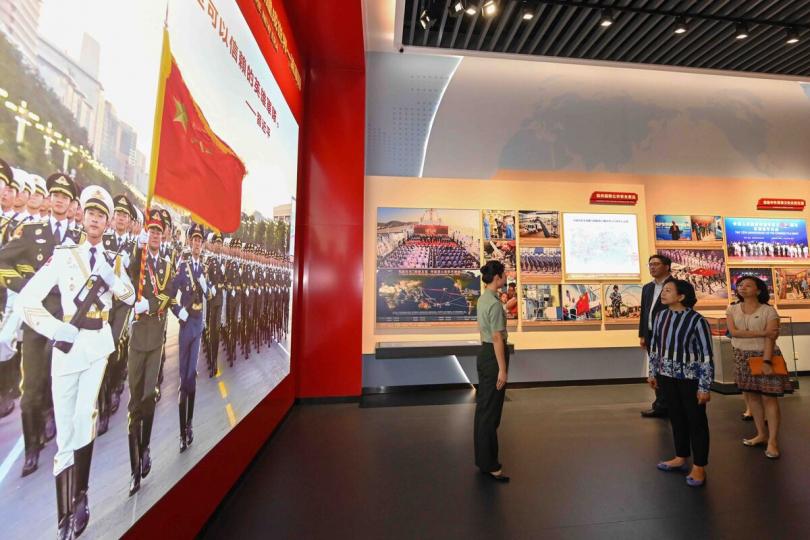 光輝歷程: 麥美娟(右二)聽取中國人民解放軍駐香港部隊官員介紹展品。 光輝歷程: 麥美娟(右二)聽取中國人民解放軍駐香港部隊官員介紹展品。