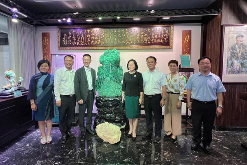 深化合作: 楊潤雄(左三)在廣州與劉瑜梅(右四)會面。 深化合作: 楊潤雄(左三)在廣州與劉瑜梅(右四)會面。