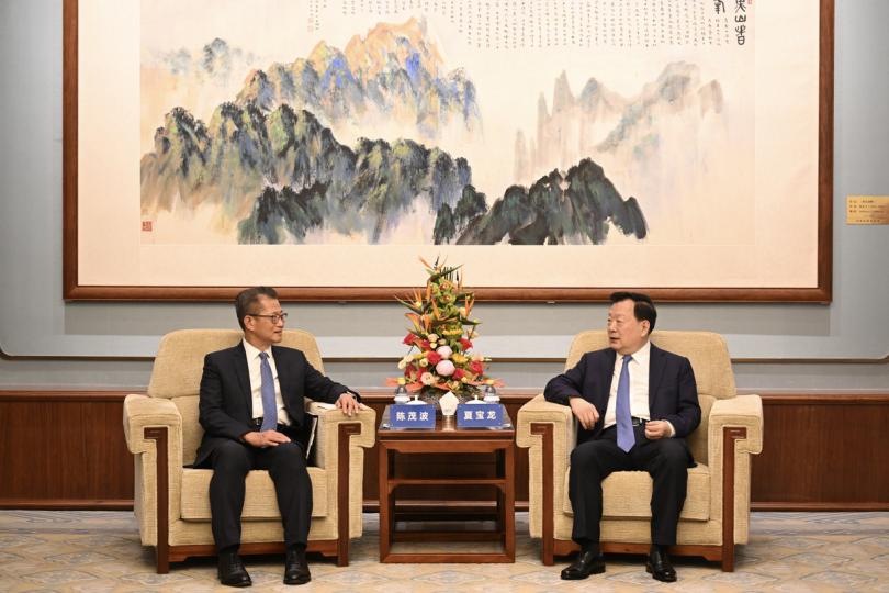 工作匯報: 陳茂波(左)獲國務院港澳事務辦公室主任夏寶龍接見。 工作匯報: 陳茂波(左)獲國務院港澳事務辦公室主任夏寶龍接見。