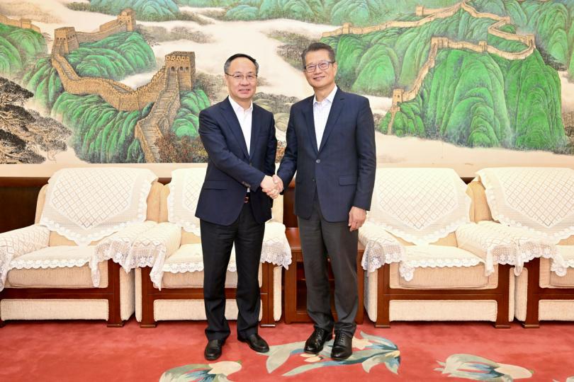 金融創新:  陳茂波（右）與國家金融監督管理總局局長李雲澤會面。