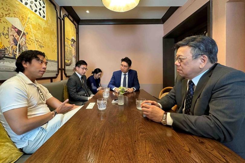 招商引資: 丘應樺(右)在曼谷與iberry集團主席Rojanin Arthayukti(左)會面,向他介紹香港最新發展。 招商引資: 丘應樺(右)在曼谷與iberry集團主席Rojanin Arthayukti(左)會面,向他介紹香港最新發展。
