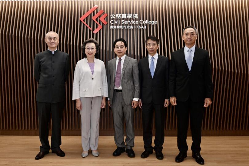 深度交流:  楊何蓓茵（左二）、北京大學國際關係學院教授潘維（左一）、北京大學港澳研究院院長陳端洪（中）合照。