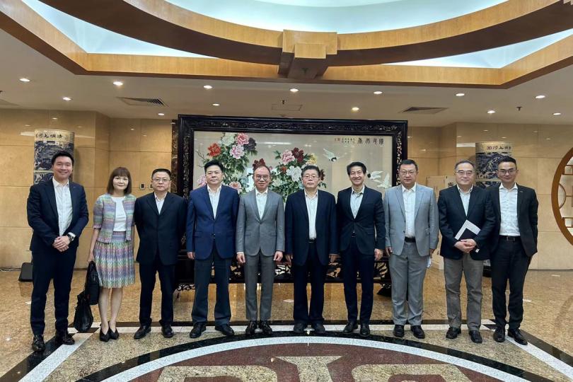 務實交流:  曾國衞（左五）與國家發展和改革委員會副主任郭蘭峰（右五）會面。