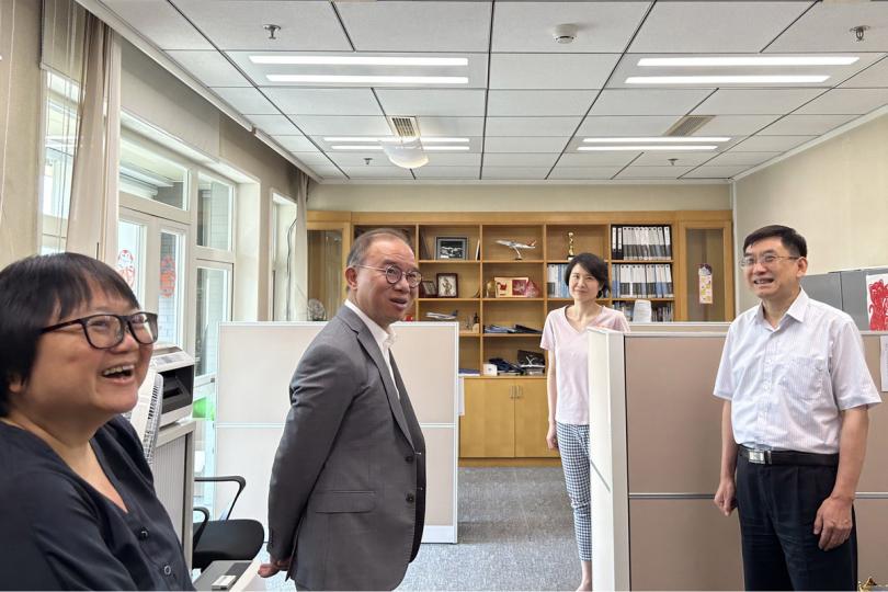 加強推廣:  曾國衞（左二）與特區政府駐北京辦事處招商引才專組同事交談，了解其工作情況。