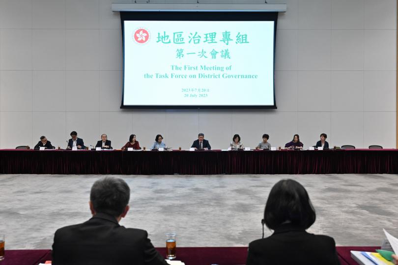 五大重點: 卓永興(後排右五)主持地區治理專組首次會議,跟進地區議題重點工作。 五大重點: 卓永興(後排右五)主持地區治理專組首次會議,跟進地區議題重點工作。
