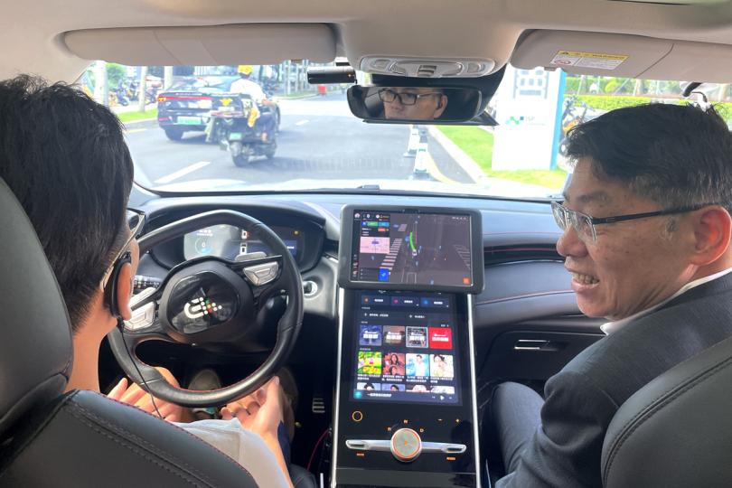 實地考察:  林世雄（右）於福田試乘自動駕駛車輛。
