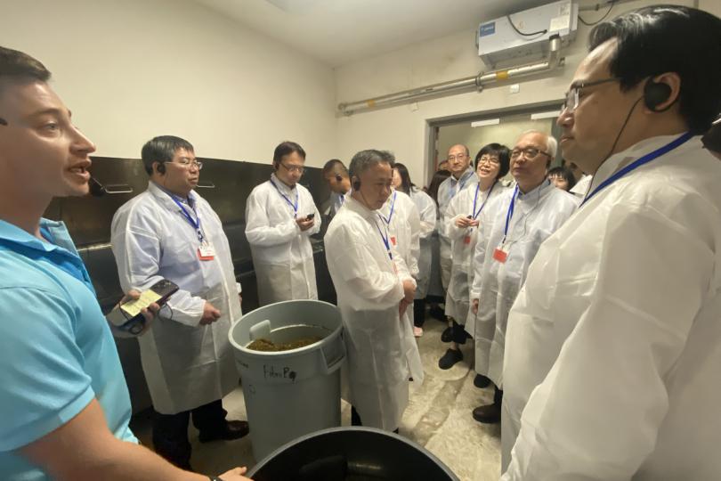 參觀: 謝展寰(右二)參觀從化馬場,聽取工作人員講解馬匹飼料。 參觀: 謝展寰(右二)參觀從化馬場,聽取工作人員講解馬匹飼料。