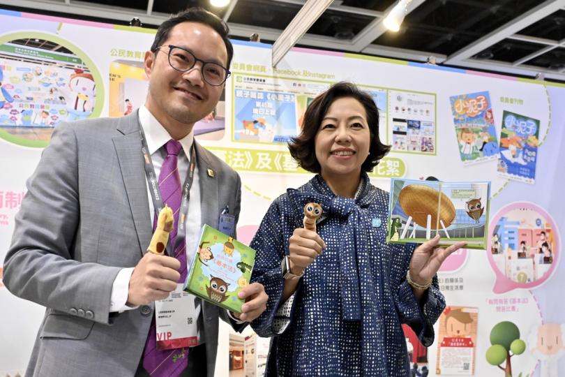 公民教育:  麥美娟（右）與公民教育委員會主席蔡德昇展示宣傳品及紀念品。