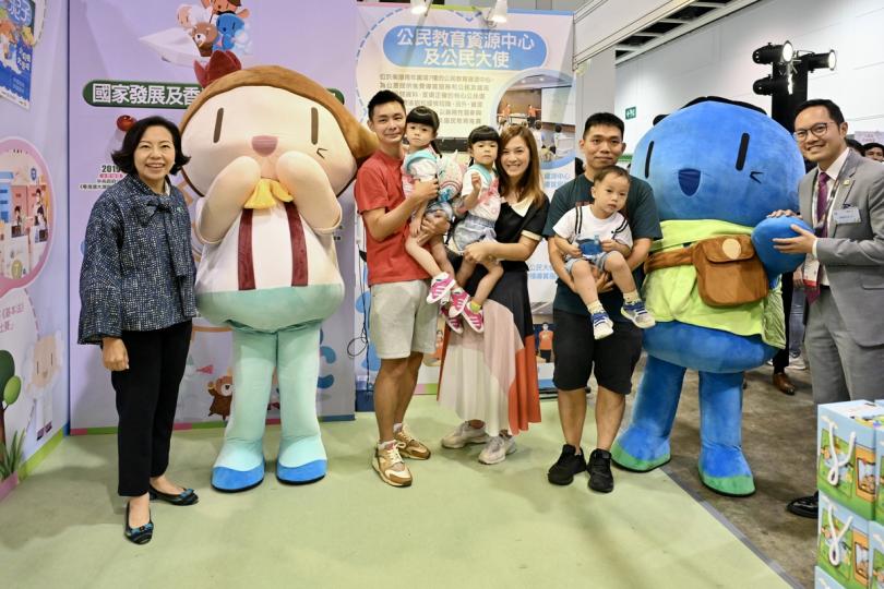 齊齊參與:  麥美娟（左）與家長和小朋友在展覽攤位合照。