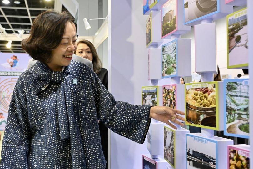 親身參觀:  麥美娟參觀公民教育展覽。