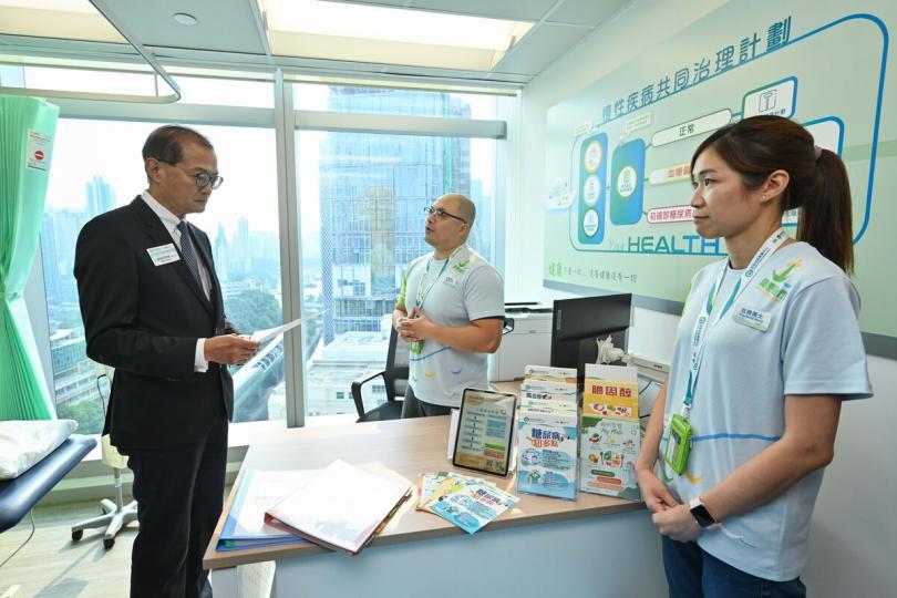 健康管理:  盧寵茂（左）聽取護士介紹南區地區康健中心如何配合政府第四季推出的慢性疾病共同治理先導計劃。