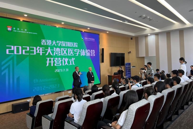 守護生命:  盧寵茂（左）鼓勵有志從事醫護工作的年輕人積極裝備自己。
