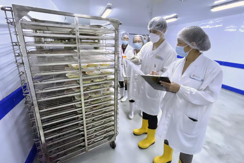 安全至上: 食環署會巡查全港各區供應學校午膳飯盒的持牌食物製造廠。 安全至上: 食環署會巡查全港各區供應學校午膳飯盒的持牌食物製造廠。