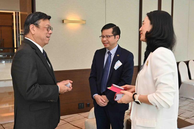 促進聯繫:  丘應樺（左）與出席的機構和企業代表交流。