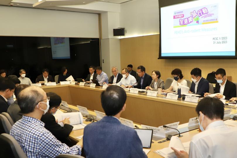 持之以恆: 環境及生態局副局長黃淑嫻(後排右四)主持政府跨部門防治蟲鼠督導委員會會議。 持之以恆: 環境及生態局副局長黃淑嫻(後排右四)主持政府跨部門防治蟲鼠督導委員會會議。