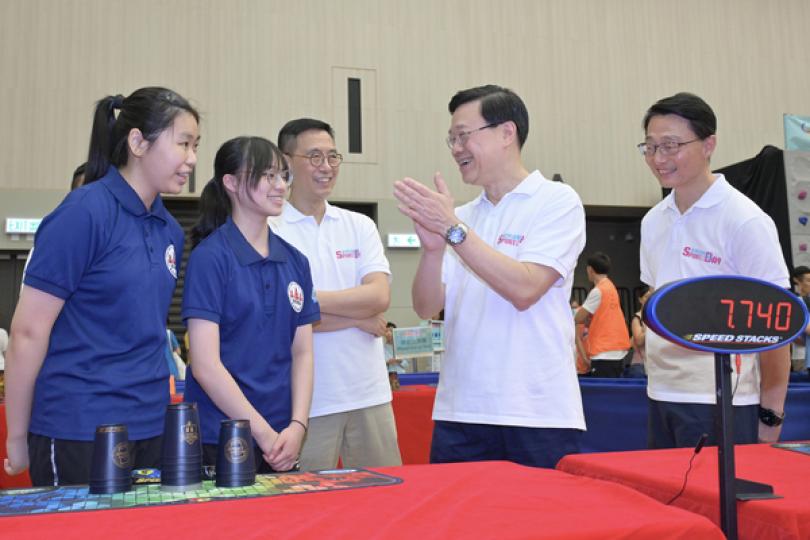 特首帶領官員參與全民運動日 特首帶領官員參與全民運動日