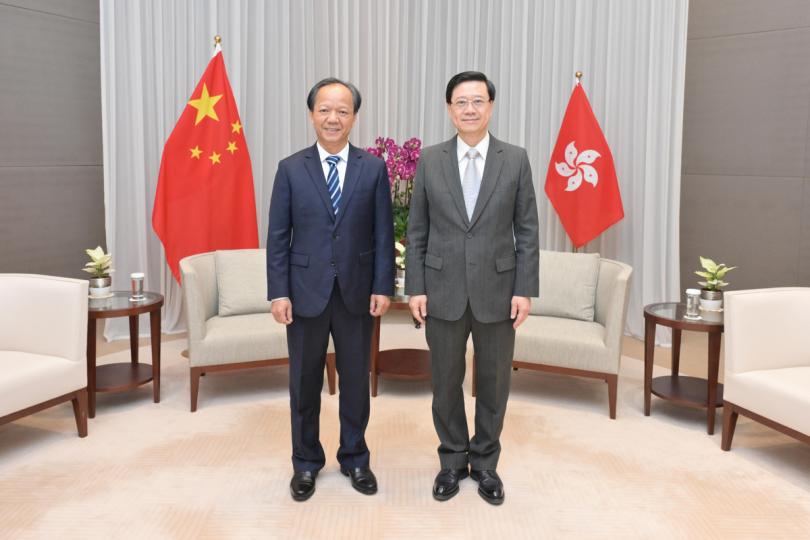 灣區夥伴: 李家超(右)與郭文海會面,討論如何深化香港與中山的合作。 灣區夥伴: 李家超(右)與郭文海會面,討論如何深化香港與中山的合作。